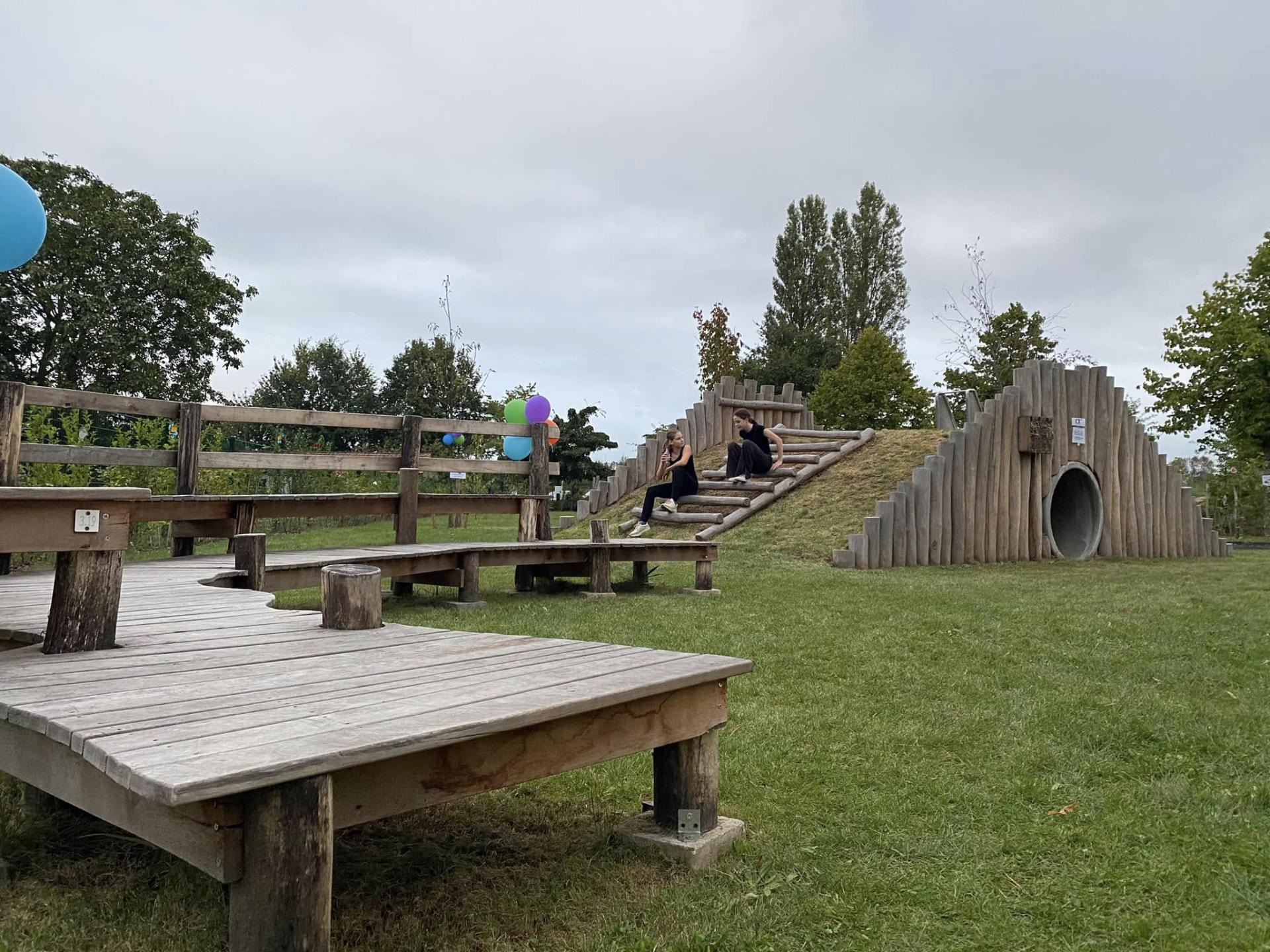 speelplein met houten elementen en gras