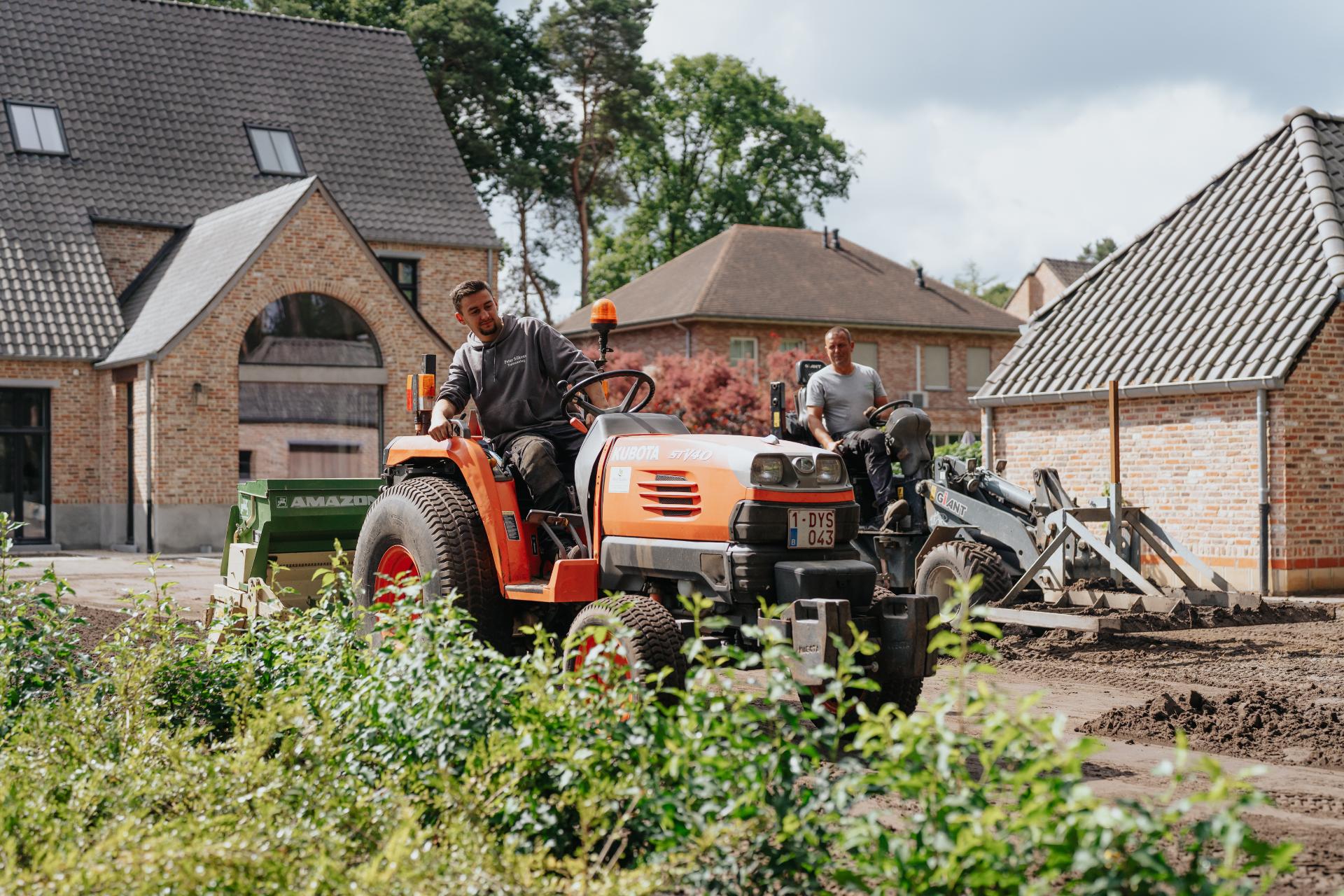 Machinale grondvoorbereiding voor een nieuw gazon.