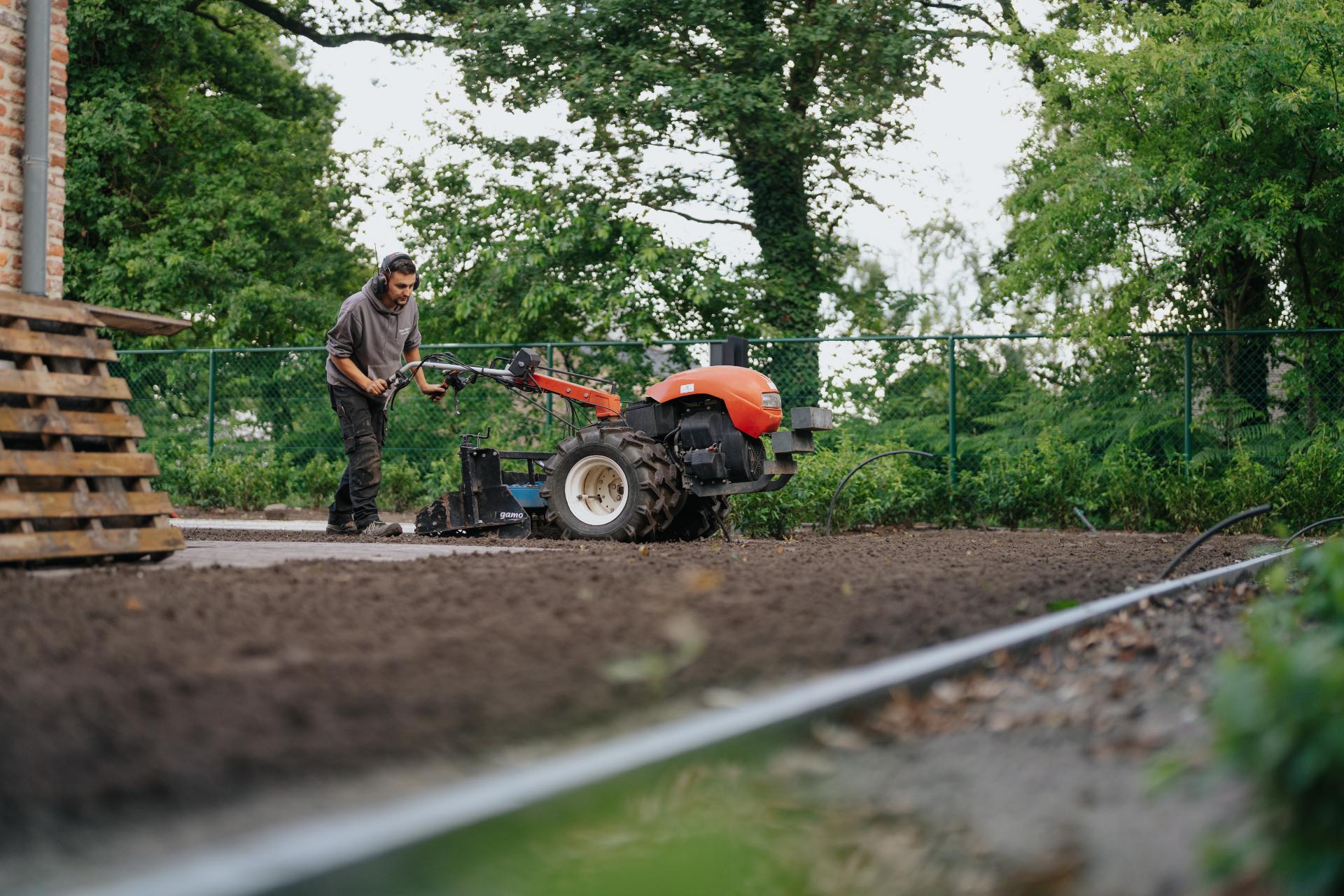 Grondwerken voor de aanleg van een exclusieve tuin.