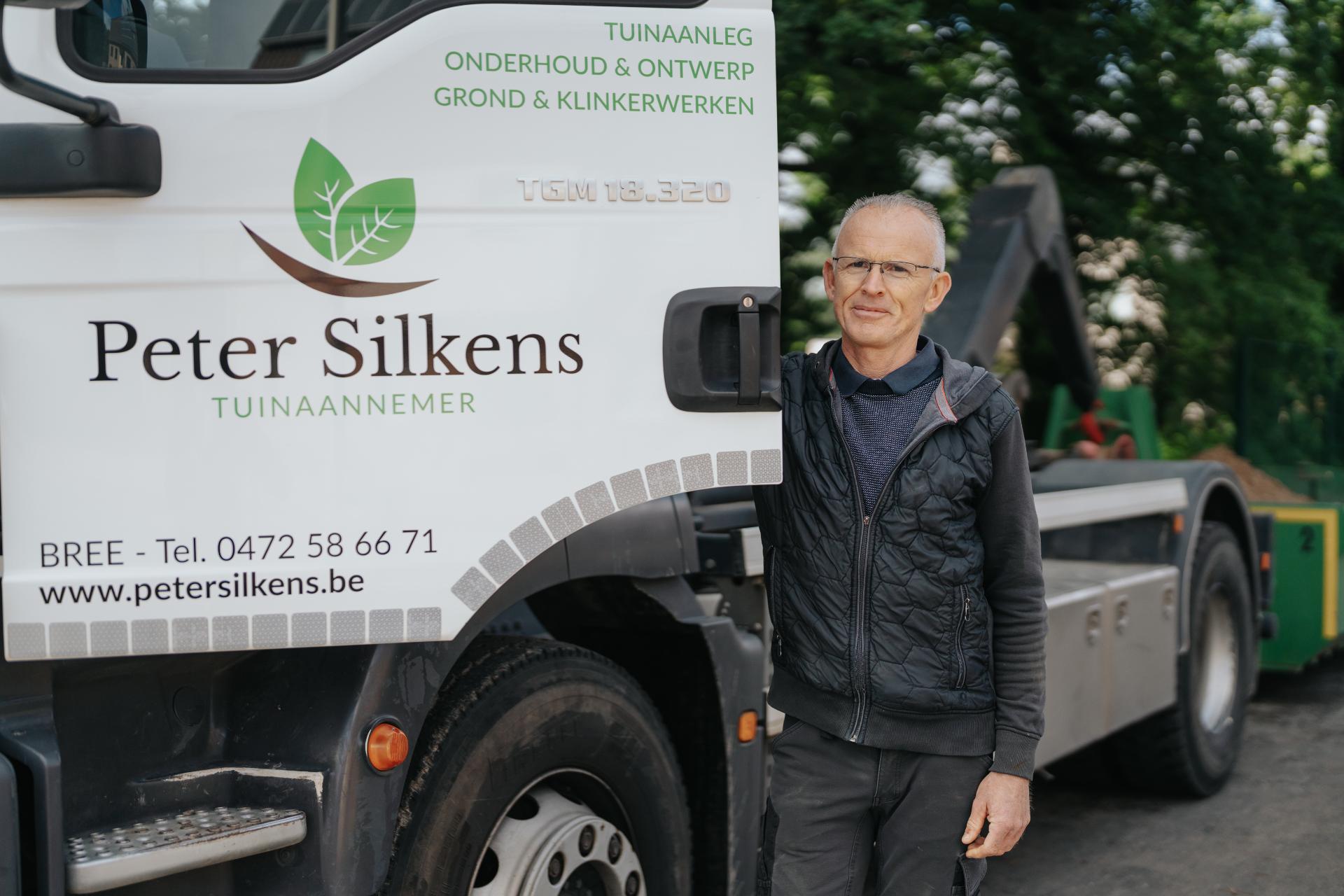 Peter Silkens tuinaannemer bij eigen vrachtwagen in Bree