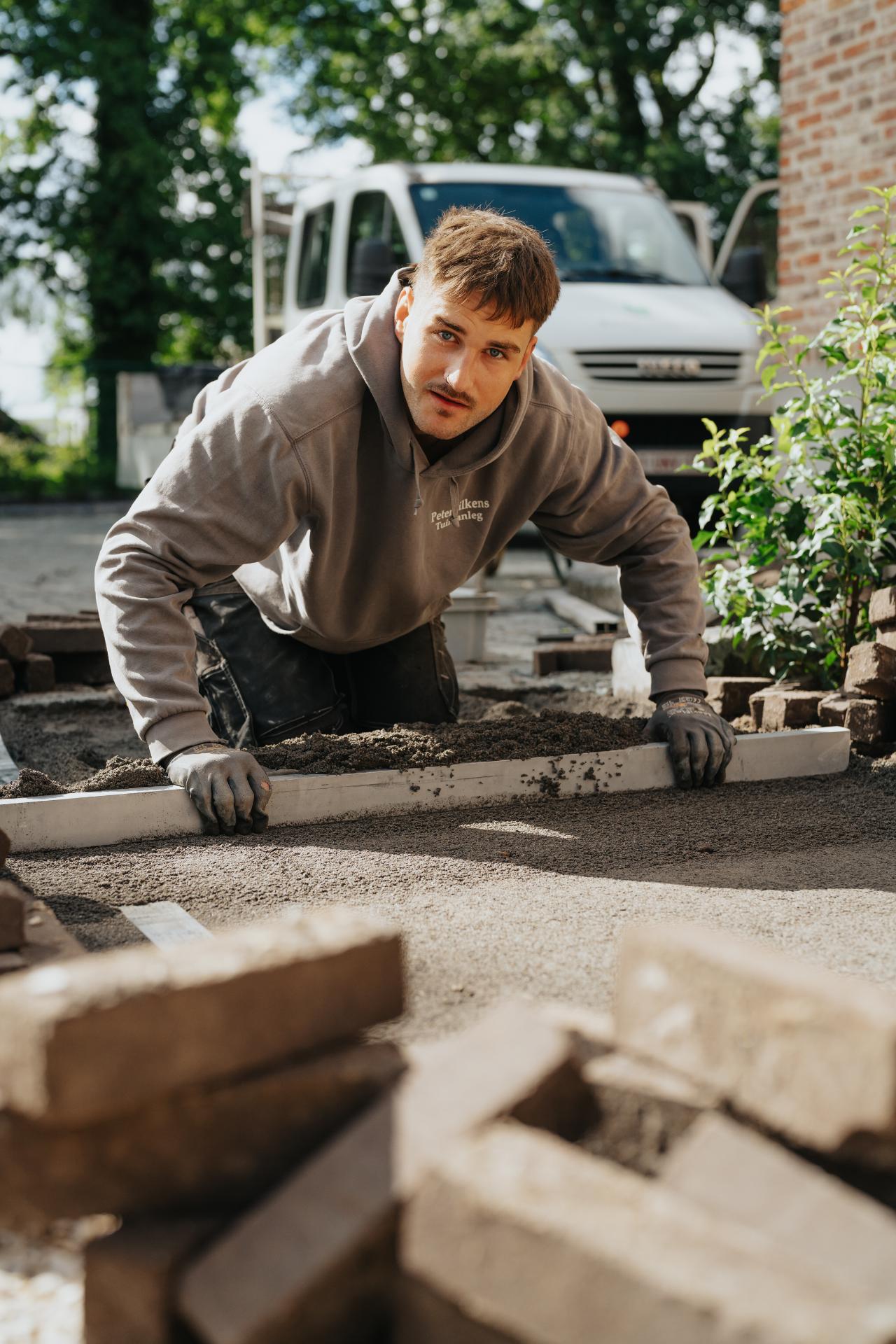 Projectoverleg op de werf tijdens de aanleg van een tuin.